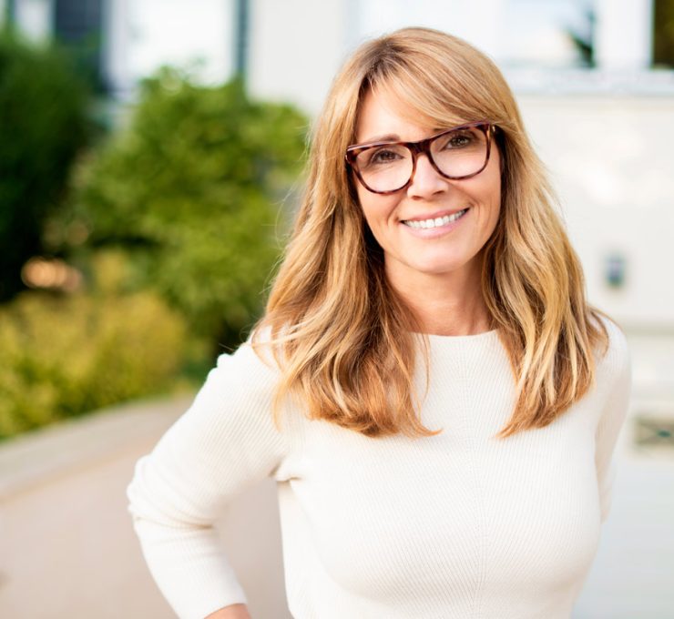 attratice-women-smiling-with-glasses-img